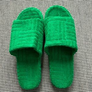 JUICY GREEN TERRY TOWELLING SLIDER SLIPPERS. Size large (40/41)